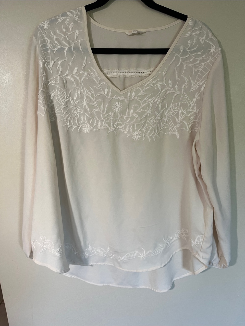 ❤️❤️❤️Adiva Pale cream Embroidered V-Neck Long Sleeve Top